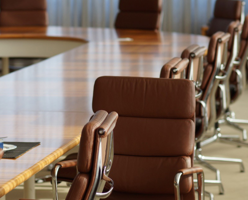 Seguros para empresas mesa negociación