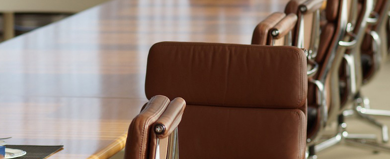 Seguros para empresas mesa negociación